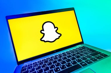 Prag, Çek Cumhuriyeti - 08 12 2025: Snapchat logosunu gösteren dinamik bir yakın plan. Snapchat fotoğraf, video ve geçici mesajlar göndermek için bir uygulamadır.