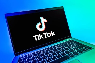 Prag, Çek Cumhuriyeti - 08 12 2025: TikTok logosunu gösteren dinamik bir yakın plan. TikTok kısa, yaratıcı ve viral video platformu.
