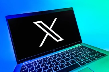 Prag, Çek Cumhuriyeti - 08 12 2025: X logosunu gösteren bir dizüstü bilgisayarın dinamik yakın çekimi. X, kısa gönderileri ve güncellemeleri paylaşmak için bir platformdur.