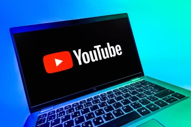 Prag, Çek Cumhuriyeti - 08 12 2025: Youtube logosunu gösteren bir bilgisayarın dinamik yakın çekimi. Youtube dünya çapında videoları izlemek ve paylaşmak için bir platform.