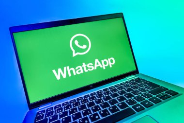 Prag, Çek Cumhuriyeti - 08 12 2025 WhatsApp logosunu gösteren dinamik bir yakın plan. WhatsApp mesaj, çağrı ve medya göndermek için bir uygulamadır.