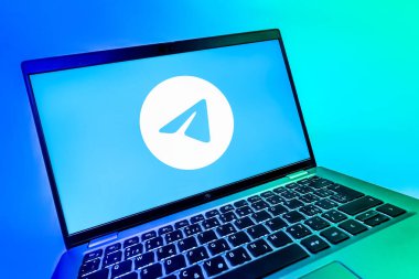 Prag, Çek Cumhuriyeti - 08 12 2025: Telegram logosunu gösteren bir dizüstü bilgisayarın dinamik yakın çekimi. Telgraf hızlı ve güvenli iletiler için bir uygulamadır.