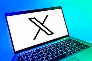 Prag, Çek Cumhuriyeti - 08 12 2025: X logosunu gösteren bir dizüstü bilgisayarın dinamik yakın çekimi. X, kısa gönderileri ve güncellemeleri paylaşmak için bir platformdur.