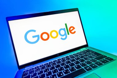 Prag, Çek Cumhuriyeti - 08 12 2025: Google logosunu gösteren bir dizüstü bilgisayarın dinamik yakın çekimi. Google bilgi için bir arama motoru ve teknoloji platformudur.
