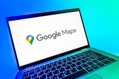Prag, Çek Cumhuriyeti - 08 12 2025: Google Maps logosunu gösteren dinamik bir yakın plan. Google Maps haritalar, navigasyon ve konum hizmetleri için bir platformdur.