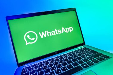 Prag, Çek Cumhuriyeti - 08 12 2025 WhatsApp logosunu gösteren dinamik bir yakın plan. WhatsApp mesaj, çağrı ve medya göndermek için bir uygulamadır.