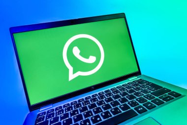 Prag, Çek Cumhuriyeti - 08 12 2025 WhatsApp logosunu gösteren dinamik bir yakın plan. WhatsApp mesaj, çağrı ve medya göndermek için bir uygulamadır.