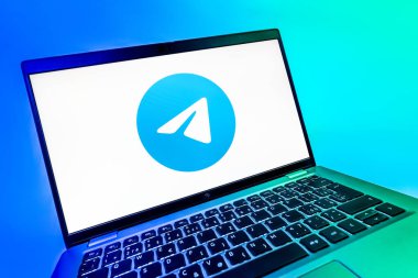 Prag, Çek Cumhuriyeti - 08 12 2025: Telegram logosunu gösteren bir dizüstü bilgisayarın dinamik yakın çekimi. Telgraf hızlı ve güvenli iletiler için bir uygulamadır.