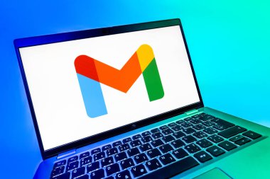 Prag, Çek Cumhuriyeti - 08 12 2025: Google Gmail logosunu gösteren dinamik bir yakın plan. Google Gmail, mesaj göndermek ve almak için kullanılan bir e-posta servisidir..