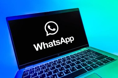 Prag, Çek Cumhuriyeti - 08 12 2025 WhatsApp logosunu gösteren dinamik bir yakın plan. WhatsApp mesaj, çağrı ve medya göndermek için bir uygulamadır.