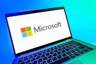 Prag, Çek Cumhuriyeti - 08 12 2025: Microsoft logosunu gösteren dinamik bir yakın plan. Microsoft yazılım, donanım ve hizmet sunan bir teknoloji şirketidir..