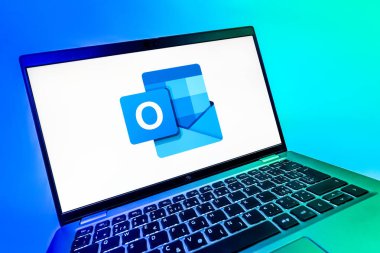 Prag, Çek Cumhuriyeti - 08 12 2025: Outlook logosunu gösteren bir bilgisayarın dinamik yakın çekimi. Outlook iletileri göndermek ve yönetmek için bir e- posta platformudur.