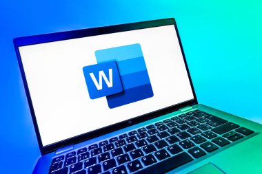 Prag, Çek Cumhuriyeti - 08 12 2025: Word logosunu gösteren bir dizüstü bilgisayarın dinamik yakın çekimi. Word belge yaratmak ve düzenlemek için bir yazılımdır..