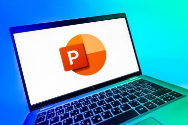 Prag, Çek Cumhuriyeti - 08 12 2025: Powerpoint logosunu gösteren bir bilgisayarın dinamik yakın çekimi. Powerpoint sunumlar ve slayt gösterileri oluşturmak için bir yazılımdır..