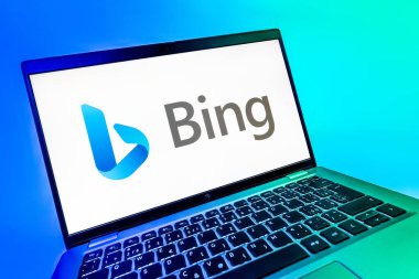 Prag, Çek Cumhuriyeti - 08 12 2025: Bing logosunu gösteren bir dizüstü bilgisayarın dinamik yakın çekimi. Bing çevrimiçi bilgi bulmak için bir arama motorudur.