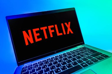 Prag, Çek Cumhuriyeti - 08 12 2025: Netflix logosunu gösteren bir dizüstü bilgisayarın dinamik yakın çekimi. Netflix sinema ve televizyon programları için bir yayın platformudur..