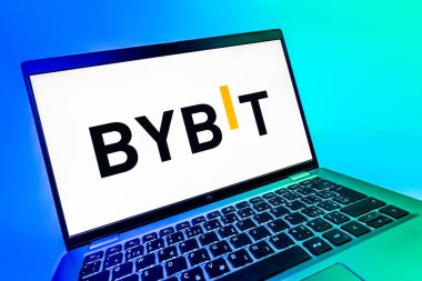 Prag, Çek Cumhuriyeti - 08 12 2025: Bybit logosunu gösteren dinamik bir yakın plan. Bybit şifreli para ve türev ticareti için bir platformdur.