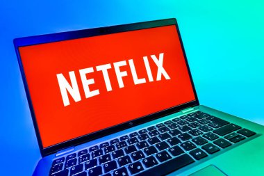 Prag, Çek Cumhuriyeti - 08 12 2025: Netflix logosunu gösteren bir dizüstü bilgisayarın dinamik yakın çekimi. Netflix sinema ve televizyon programları için bir yayın platformudur..
