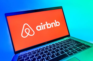Prag, Çek Cumhuriyeti - 08 12 2025 Airbnb logosunu gösteren dinamik yakın plan. Airbnb dünya çapında kısa vadeli konaklama için bir platformdur..