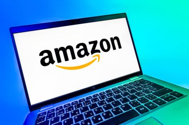 Prag, Çek Cumhuriyeti - 08 12 2025: Amazon logosunu gösteren bir dizüstü bilgisayarın dinamik yakın çekimi. Amazon, alışveriş ürünleri ve hizmetleri için çevrimiçi bir platformdur..