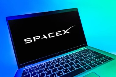 Prag, Çek Cumhuriyeti - 08 12 2025: SpaceX logosunu gösteren bir dizüstü bilgisayarın dinamik yakın çekimi. SpaceX uzay keşfi ve roket fırlatmaları için özel bir şirkettir..