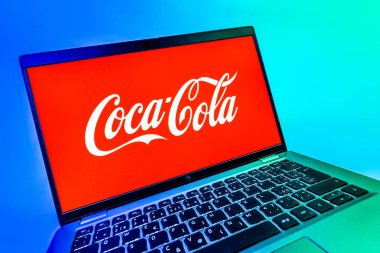Prag, Çek Cumhuriyeti - 08 12 2025: Coca-Cola logosunu gösteren bir dizüstü bilgisayarın dinamik yakın çekimi. Coca-Cola meşrubatlarıyla tanınan bir içecek şirketidir..