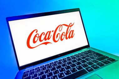 Prag, Çek Cumhuriyeti - 08 12 2025: Coca-Cola logosunu gösteren bir dizüstü bilgisayarın dinamik yakın çekimi. Coca-Cola meşrubatlarıyla tanınan bir içecek şirketidir..