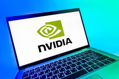 Prag, Çek Cumhuriyeti - 08 12 2025: NVIDIA logosunu gösteren bir dizüstü bilgisayarın dinamik yakın çekimi. NVIDIA, GPU ve yapay zeka donanımı alanında uzmanlaşmış bir teknoloji şirketidir..