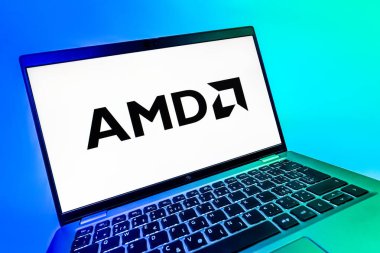 Prag, Çek Cumhuriyeti - 08 12 2025: AMD logosunu gösteren bir bilgisayarın dinamik yakın çekimi. AMD, işlemci ve işlemci üreten yarı iletken bir şirkettir..