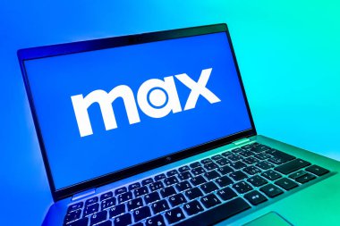 Prag, Çek Cumhuriyeti - 08 12 2025: Max logosunu gösteren bir dizüstü bilgisayarın dinamik yakın çekimi. Max, filmler, TV programları ve özgün içerikler için bir yayın platformudur..