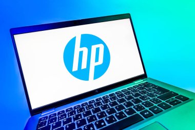 Prag, Çek Cumhuriyeti - 08 12 2025: Hewlett-Packard logosunu gösteren bir dizüstü bilgisayarın dinamik yakın çekimi. Hewlett-Packard bilgisayar ve yazıcı üreten bir teknoloji şirketidir..