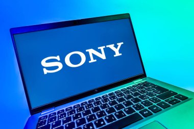 Prag, Çek Cumhuriyeti - 08 12 2025: Sony logosunu gösteren bir dizüstü bilgisayarın dinamik yakın çekimi. Sony elektronik, oyun ve eğlence üreten bir teknoloji şirketidir..