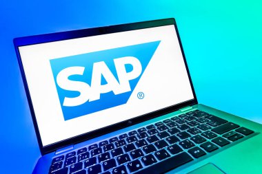 Prag, Çek Cumhuriyeti - 08 12 2025: SAP logosunu gösteren dinamik bir yakın plan. SAP, şirket uygulamaları ve çözümleri sağlayan bir yazılım şirketidir..