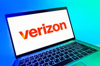 Prag, Çek Cumhuriyeti - 08 12 2025: Verizon logosunu gösteren dinamik bir yakın plan. Verizon, kablosuz ve geniş bant hizmetleri sağlayan bir telekom şirketidir..