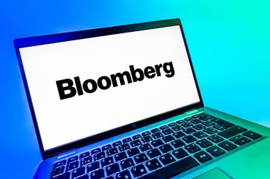 Prag, Çek Cumhuriyeti - 08 12 2025: Bloomberg logosunu gösteren dinamik bir yakın plan. Bloomberg finansal haberler, veriler ve analizler sağlayan bir şirkettir..