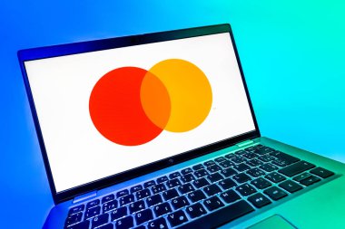 Prag, Çek Cumhuriyeti - 08 12 2025: Mastercard logosunu gösteren bir dizüstü bilgisayarın dinamik yakın çekimi. Mastercard ödeme kartları ve hizmetler sağlayan bir finans şirketidir..