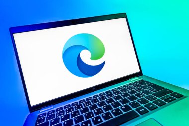 Prag, Çek Cumhuriyeti - 08 12 2025: Sınır logosunu gösteren bir laptopun dinamik yakın çekimi. Edge, Microsoft tarafından Windows aygıtları için geliştirilen bir web tarayıcısıdır..