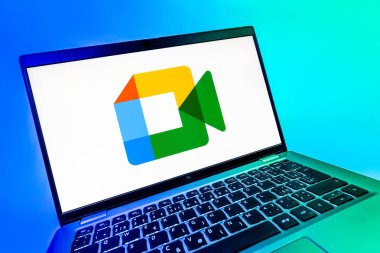 Prag, Çek Cumhuriyeti - 08 12 2025: Google Meet logosunu gösteren dinamik bir yakın plan. Google Meet video toplantıları ve çevrimiçi işbirliği için bir platformdur.