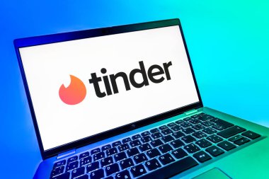 Prag, Çek Cumhuriyeti - 08 12 2025 Tinder logosunu gösteren dinamik bir yakın plan. Tinder insanları eşleştirmek ve bağlamak için bir randevu uygulaması.