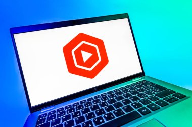 Prag, Çek Cumhuriyeti - 08 12 2025: Youtube Stüdyo logosunu gösteren dinamik bir yakın plan. Youtube Studio YouTube kanallarını yönetmek ve analiz etmek için bir platformdur.