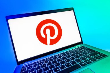 Prag, Çek Cumhuriyeti - 08 12 2025: Pinterest logosunu gösteren dinamik bir yakın plan. Pinterest fikirleri görsel olarak keşfetmek ve kaydetmek için bir platformdur..