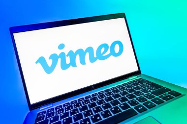 Prag, Çek Cumhuriyeti - 08 12 2025: Vimeo logosunu gösteren bir dizüstü bilgisayarın dinamik yakın çekimi. Vimeo, yüksek kaliteli video sunucu ve paylaşımı için bir platformdur.