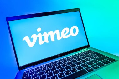 Prag, Çek Cumhuriyeti - 08 12 2025: Vimeo logosunu gösteren bir dizüstü bilgisayarın dinamik yakın çekimi. Vimeo, yüksek kaliteli video sunucu ve paylaşımı için bir platformdur.