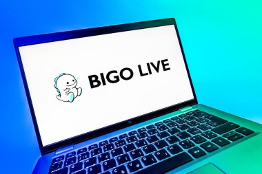 Prag, Çek Cumhuriyeti - 08 12 2025: Bigo Live logosunu gösteren bir dizüstü bilgisayarın dinamik yakın çekimi. Bigo Live canlı yayın ve sosyal etkileşim için bir platformdur.