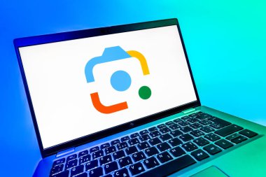 Prag, Çek Cumhuriyeti - 08 12 2025: Google Lens logosunu gösteren dinamik bir yakın plan. Google Lens, resimlerdeki görsel arama ve bilgi için kullanılan bir araçtır..