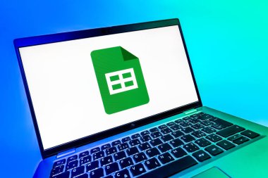 Prag, Çek Cumhuriyeti - 08 12 2025: Google Sheets logosunu gösteren dinamik bir yakın plan. Google Sayfalar tablo oluşturmak ve yönetmek için bir platformdur.