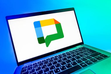 Prag, Çek Cumhuriyeti - 08 12 2025: Google Chat logosunu gösteren dinamik bir yakın plan. Google Chat mesajlaşma ve takım işbirliği için bir platformdur.