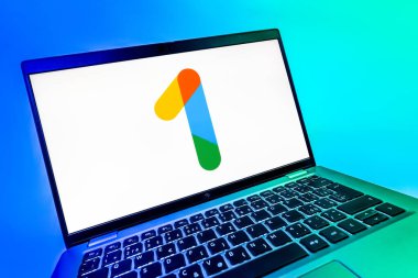 Prag, Çek Cumhuriyeti - 08 12 2025: Google One logosunu gösteren bir dizüstü bilgisayarın dinamik yakın çekimi. Google 1 bulut depolama ve abonelik hizmetleri için bir platformdur.
