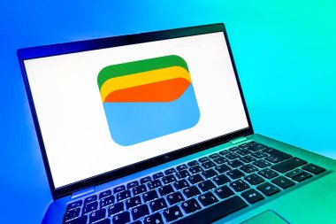 Prag, Çek Cumhuriyeti - 08 12 2025: Google Cüzdan logosunu gösteren dinamik bir yakın plan. Google Cüzdanı dijital ödeme yöntemlerini depolamak ve kullanmak için bir platformdur.