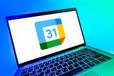 Prag, Çek Cumhuriyeti - 08 12 2025: Google Takvim logosunu gösteren bir dizüstü bilgisayarın dinamik yakın çekimi. Google Takvimi olayları zamanlamak ve yönetmek için bir platformdur.